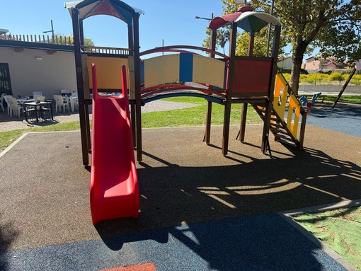 Vallecrosia, sistemati i giochi per bambini: montato uno scivolo nuovo (Foto)