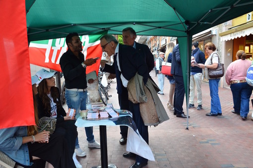 #ElezioniRegionali: in attesa di Toti il coordinatore cittadino di Forza Italia strappa i manifesti elettorali al gazebo di via della Repubblica