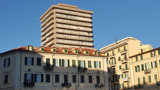 Imperia: uomo minaccia di gettarsi dal 'Grattacielo' di via Don Abbo, mobilitazione di soccorsi ma allarme rientrato Imperia: uomo minaccia di gettarsi dal 'Grattacielo' di via Don Abbo, mobilitazione di soccorsi ma allarme rientrato