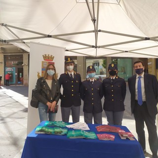 Imperia, la Polizia scende in piazza per sensibilizzare i cittadini anche sul cyberbullismo e violenza di genere. Il Questore Milone: "Non siete soli, noi possiamo aiutarvi" (video)