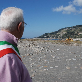 Ospedaletti: ghiaia della 'discordia' a Baiaverde, ogni sera 'qualcuno' cambia la chiave del cantiere