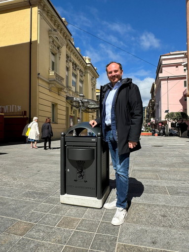 Ventimiglia, iniziata la posa dei nuovi cestini gettacarta nel centro cittadino e sulla nuova passeggiata Ventimiglia, iniziata la posa dei nuovi cestini gettacarta nel centro cittadino e sulla nuova passeggiata