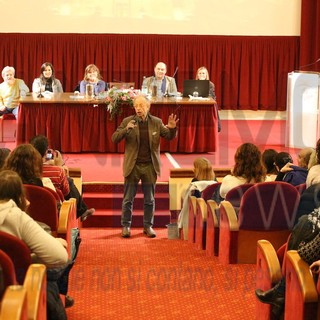 Sanremo: la lectio magistralis di Gherardo Colombo al Teatro dell'Opera inaugura il Festival della Legalità Sanremo: la lectio magistralis di Gherardo Colombo al Teatro dell'Opera inaugura il Festival della Legalità