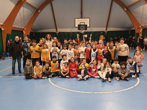 "Aspettando il Natale", un successo la giornata sportiva di minibasket a Vallecrosia "Aspettando il Natale", un successo la giornata sportiva di minibasket a Vallecrosia