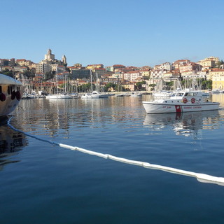 Imperia: chiazza oleosa a Porto Maurizio, intervento della Capitaneria Imperia: chiazza oleosa a Porto Maurizio, intervento della Capitaneria