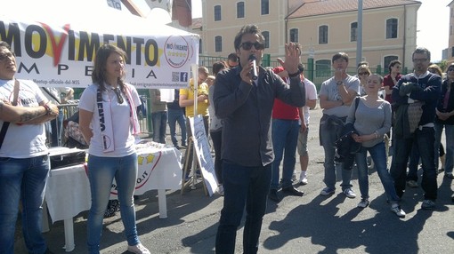 Imperia: MoVimento 5 Stelle a Imperia, Battelli: "Ci siamo liberati di Scajola" ma tra il pubblico c'è chi polemizza sull'abolizione del reato di clandestinità