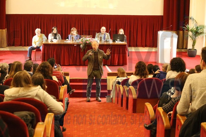 Sanremo: la lectio magistralis di Gherardo Colombo al Teatro dell'Opera inaugura il Festival della Legalità Sanremo: la lectio magistralis di Gherardo Colombo al Teatro dell'Opera inaugura il Festival della Legalità