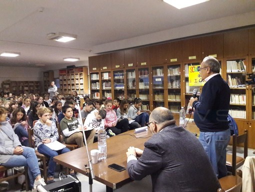 Riva Ligure: Giovanni Impastato incontra gli alunni della Scuola Primaria, nel pomeriggio a Sanremo la presentazione del libro ‘Oltre i cento passi’ Riva Ligure: Giovanni Impastato incontra gli alunni della Scuola Primaria, nel pomeriggio a Sanremo la presentazione del libro ‘Oltre i cento passi’