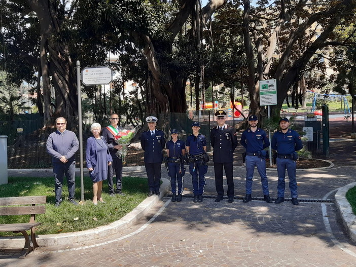 Sanremo: Giornata della Legalità, deposto un mazzo di fiori alla base della targa di Falcone, Borsellino e delle loro scorte Sanremo: Giornata della Legalità, deposto un mazzo di fiori alla base della targa di Falcone, Borsellino e delle loro scorte