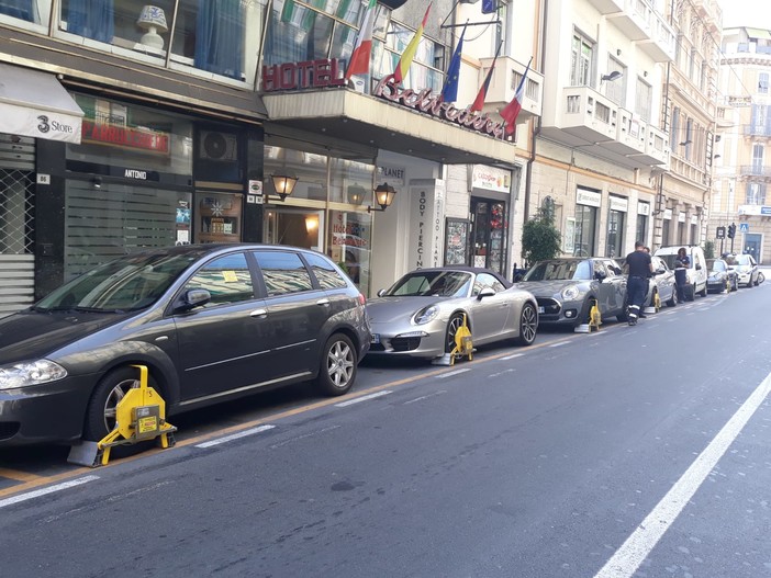 Sanremo: serie di auto multate e ganasce messe alle ruote dalla Polizia Municipale in via Roma