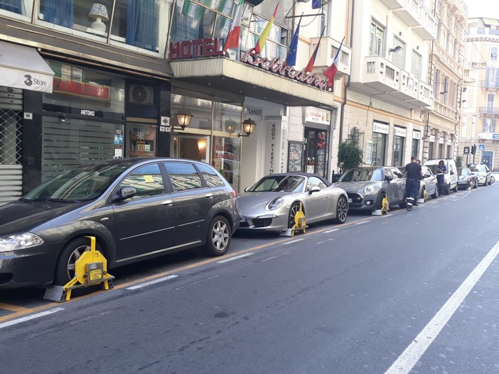 Sanremo: serie di auto multate e ganasce messe alle ruote dalla Polizia Municipale in via Roma Sanremo: serie di auto multate e ganasce messe alle ruote dalla Polizia Municipale in via Roma
