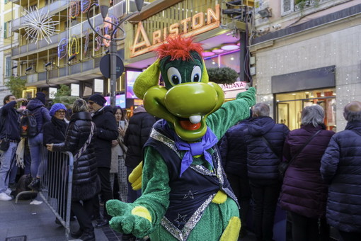 Sanremo 2023: la mascotte di Gardaland arriva in città e coinvolge vip, ospiti e passanti