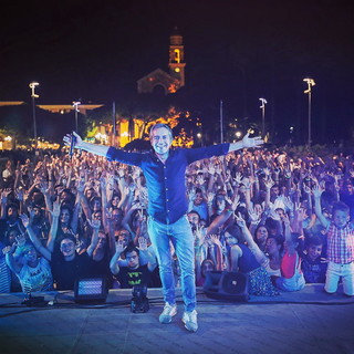 Musica e animazione con  Gianni Rossi al Molo delle Tartarughe di Diano Marina