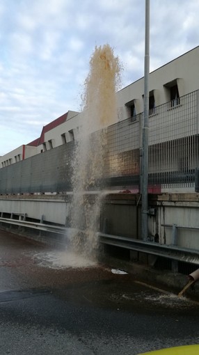 Sanremo: si rompe tubo dell'acqua dal mercato dei fiori, geyser di tre metri in via Frantoi Canai Sanremo: si rompe tubo dell'acqua dal mercato dei fiori, geyser di tre metri in via Frantoi Canai