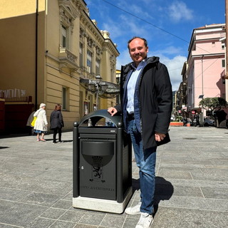Ventimiglia, iniziata la posa dei nuovi cestini gettacarta nel centro cittadino e sulla nuova passeggiata