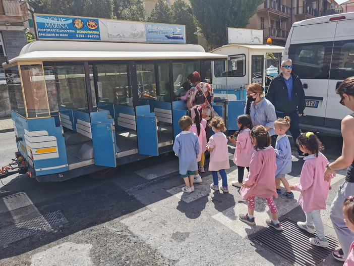 Imperia: i piccoli della scuola dell'infanzia dell'Istituto Littardi in gita per la città sul renino della RT (foto)