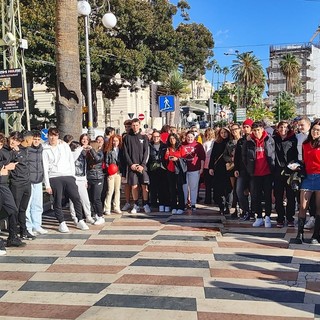 Sanremo: giornata contro la violenza sulle donne, l'impegno degli studenti del Colombo Sanremo: giornata contro la violenza sulle donne, l'impegno degli studenti del Colombo