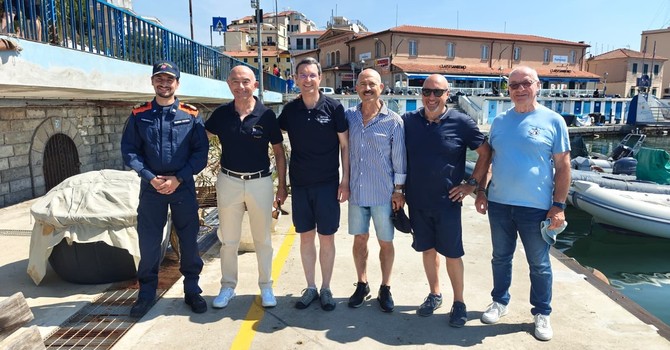 Il sindaco Mager ieri alla pulizia dei fondali del porto vecchio Il sindaco Mager ieri alla pulizia dei fondali del porto vecchio