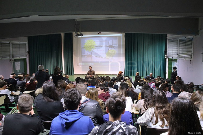 L’Istituto Comprensivo Biancheri di Ventimiglia commemora il giorno della memoria con filmati, testimonianze e racconti (foto) L’Istituto Comprensivo Biancheri di Ventimiglia commemora il giorno della memoria con filmati, testimonianze e racconti (foto)