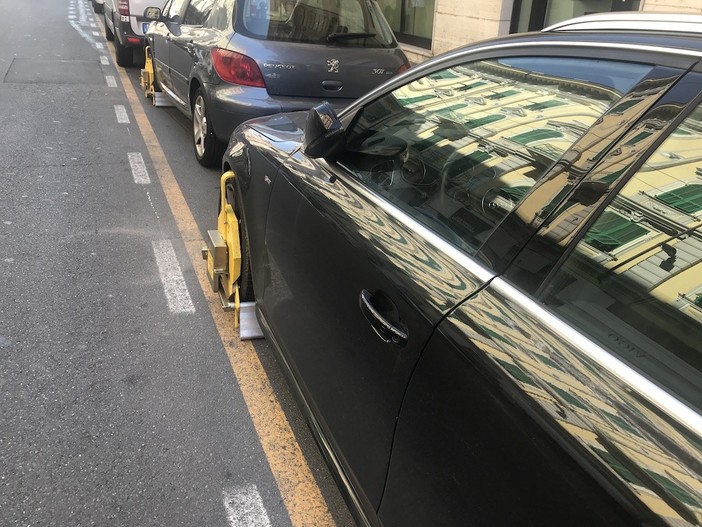 Sanremo: “doppietta” di ganasce in via Roma, multa e auto bloccata per due furbetti del parcheggio (Foto)