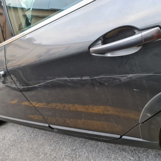 Aurigo, vandalizzate decine di auto nel centro del paese: l’autore prende di mira i veicoli nuovi