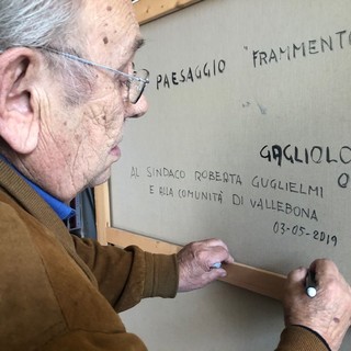 Vallebona: il pittore Sergio Gagliolo dona un suo quadro al comune e rafforza il suo legame con la cittadinanza Vallebona: il pittore Sergio Gagliolo dona un suo quadro al comune e rafforza il suo legame con la cittadinanza