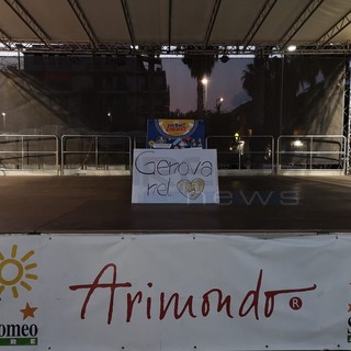San Bartolomeo al Mare: nessun evento, un palco vuoto ed un cartellone con scritto 'Genova nel cuore'
