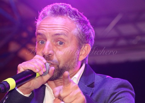 Sanremo: lo showman Gianni Rossi incanta piazza Borea d'Olmo con il suo karaoke