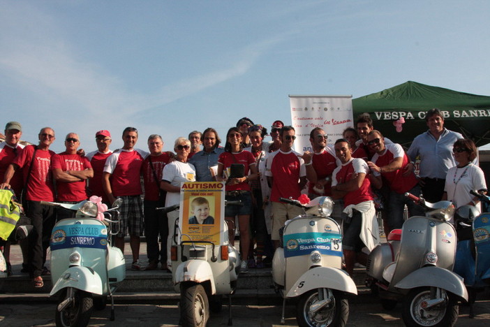 Approda a Sanremo il Giro d'Italia in vespa: l'impresa di quattro centauri per l'ANGSA