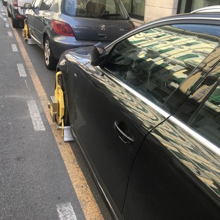 Sanremo: “doppietta” di ganasce in via Roma, multa e auto bloccata per due furbetti del parcheggio (Foto)