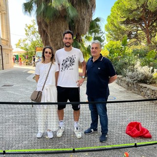 Gianluca Mager tra la consigliera comunale Ethel Moreno e l’assessore allo sport Giuseppe Faraldi Gianluca Mager tra la consigliera comunale Ethel Moreno e l’assessore allo sport Giuseppe Faraldi