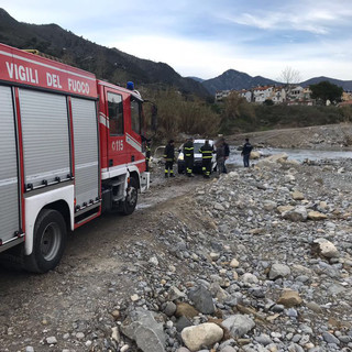 Ventimiglia: furgoncino rimane bloccato in un guado sul Bevera, mobilitazione di soccorsi Ventimiglia: furgoncino rimane bloccato in un guado sul Bevera, mobilitazione di soccorsi