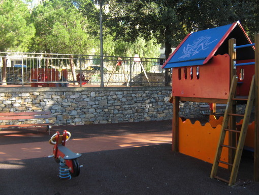 Imperia: chiusura del parco giochi di largo Ghiglia, le domande al Comune da una mamma