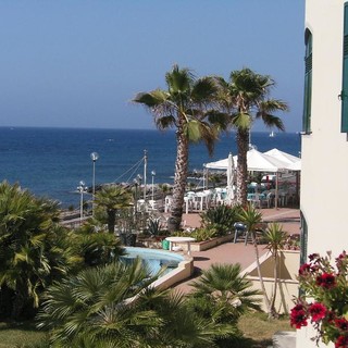 Albergatore di Santo Stefano al Mare promuove 'weekend con lo sconto': se nevica 90% in meno