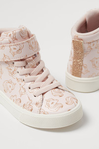 I bambini giocano in comodità con le sneakers di H\u0026M al Molo 8.44 -  Sanremonews.it