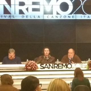 Domani sera sul palco dell'Ariston Hozier canterà 'Take me to Church' con il nastro arcobaleno