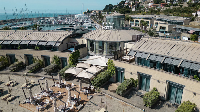 San Lorenzo al Mare: Cenone di Capodanno all’Hotel Riviera dei Fiori per salutare il 2026 in arrivo San Lorenzo al Mare: Cenone di Capodanno all’Hotel Riviera dei Fiori per salutare il 2026 in arrivo