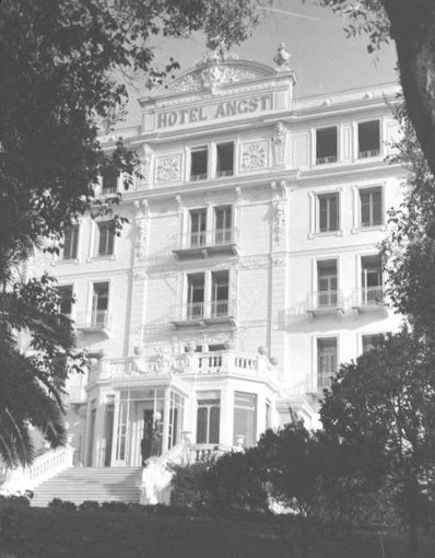 "Storie sulle ville e gli alberghi di Bordighera", l'ex chiesa Anglicana ospita una conferenza sull'epoca d'oro della città (Foto) "Storie sulle ville e gli alberghi di Bordighera", l'ex chiesa Anglicana ospita una conferenza sull'epoca d'oro della città (Foto)