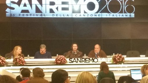 Domani sera sul palco dell'Ariston Hozier canterà 'Take me to Church' con il nastro arcobaleno Domani sera sul palco dell'Ariston Hozier canterà 'Take me to Church' con il nastro arcobaleno