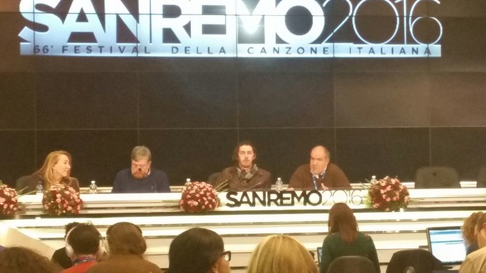 Domani sera sul palco dell'Ariston Hozier canterà 'Take me to Church' con il nastro arcobaleno