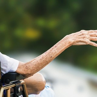 Caratteristiche e vantaggi dei pannoloni per anziani