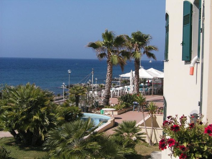 Albergatore di Santo Stefano al Mare promuove 'weekend con lo sconto': se nevica 90% in meno Albergatore di Santo Stefano al Mare promuove 'weekend con lo sconto': se nevica 90% in meno