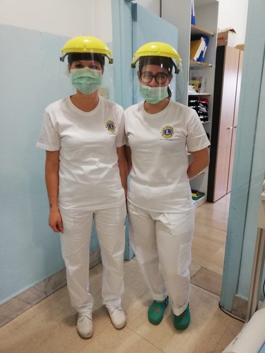 Il Lions Club Ventimiglia dona magliette a sanitari del reparto Covid dell'Ospedale di Sanremo