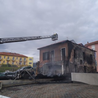 San Bartolomeo al Mare: grande incendio in via Roma, a fuoco il magazzino di un gommista, quattro intossicati (Foto e video)