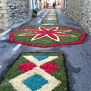 Diano Castello: ottima riuscita per l'Infiorata dei Corpus Domini. La soddisfazione del Gruppo Infiorata Via delle Torri (foto)