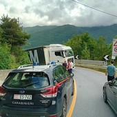 Autoarticolato fuori strada a Pornassio, Statale 28 bloccata: incidente nella zona di Case Rosse