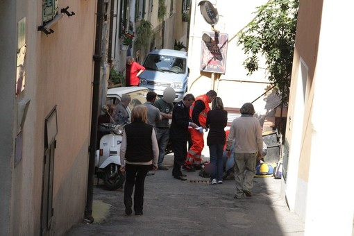 Sanremo: incidente tra le vie di Coldirodi, 45enne ferita ad una gamba, intervento di 118 ed Emergenza Riviera
