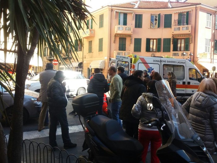 Ventimiglia: incidente in centro, investita una donna mentre attraversava la strada, interviene l'elisoccorso Ventimiglia: incidente in centro, investita una donna mentre attraversava la strada, interviene l'elisoccorso