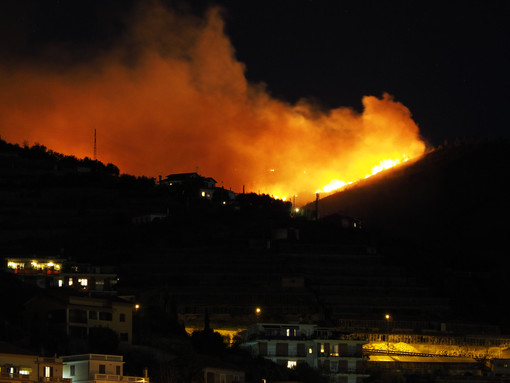 Sanremo: vasto incendio boschivo a Verezzo, le fiamme stanno interessando anche San Giovanni di Ceriana Sanremo: vasto incendio boschivo a Verezzo, le fiamme stanno interessando anche San Giovanni di Ceriana