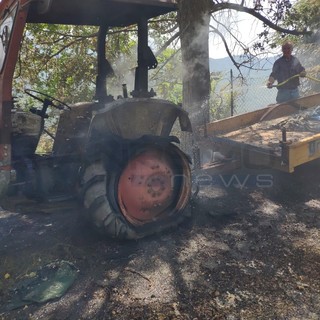Triora: incendio di un trattore in una campagna, una persona è rimasta intossicata (FOTO) Triora: incendio di un trattore in una campagna, una persona è rimasta intossicata (FOTO)
